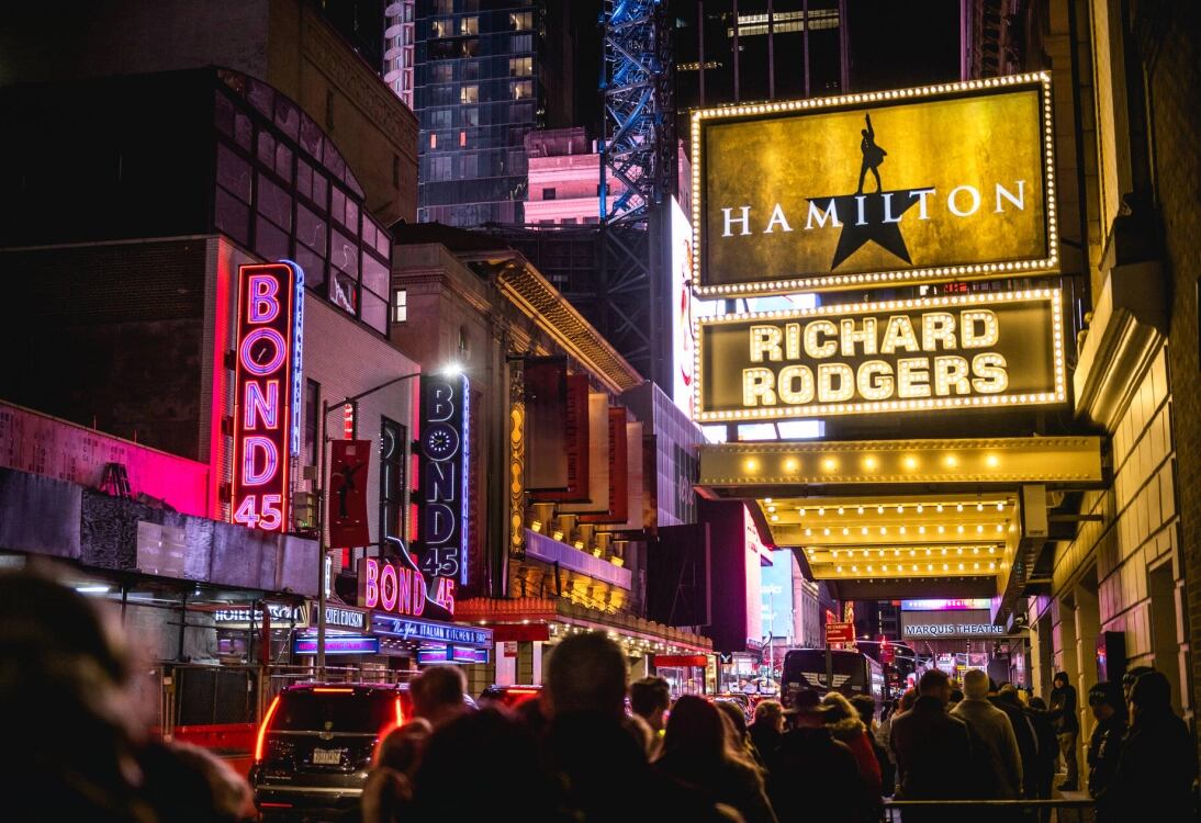 El Teatro Richard Rodgers, sede de Hamilton, recibe a miles de espectadores en Times Square, en el marco de las promociones 2×1 que buscan ampliar el acceso al teatro para residentes y turistas.