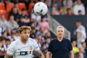 El técnico mexicano del Valencia, Javier Aguirre, durante el encuentro correspondiente a la décima jornada de Laliga EA Sports jugaron Valencia y Villarreal en el estadio de Mestalla, en Valencia. EFE / Ana Escobar.