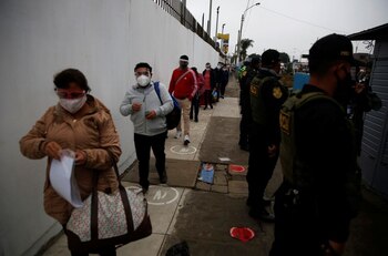 Filas con distanciamiento social en