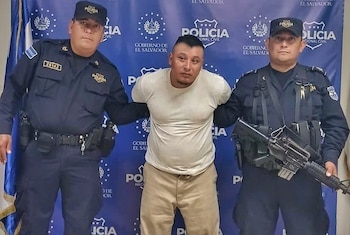 El detenido, conocido como “Bliky” o “Pliky”, fue identificado en un patrullaje en el cantón El Limón, municipio de Colón. (Foto cortesía PNC)