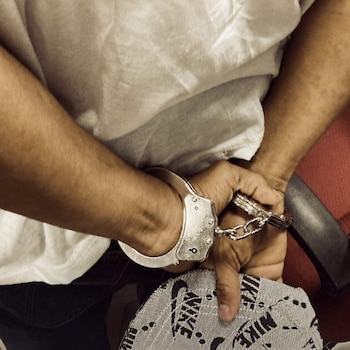 Los Centros Judiciales de El Salvador informaron que el condenado abusó sexualmente de la joven en repetidas ocasiones y la amenazó a ella y a su familia./ (Centros Judiciales El Salvador)