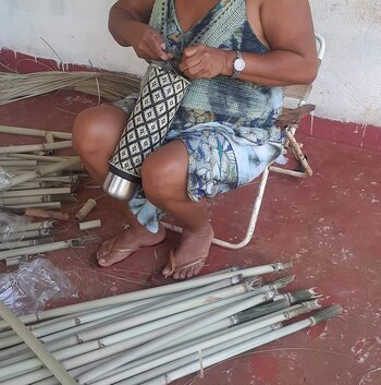 Juanita se especializa en cestería.