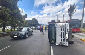 Se presenta volcamiento de camión