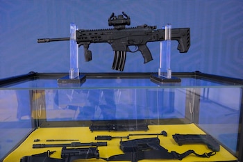 El fusil Jaguar, primer arma larga de diseño y fabricación colombiana, incorpora un 65% de polímeros de alta resistencia y pesa aproximadamente un 15% menos que el sistema Galil ACE que usa actualmente la Fuerza Pública- crédito Presidencia de la República