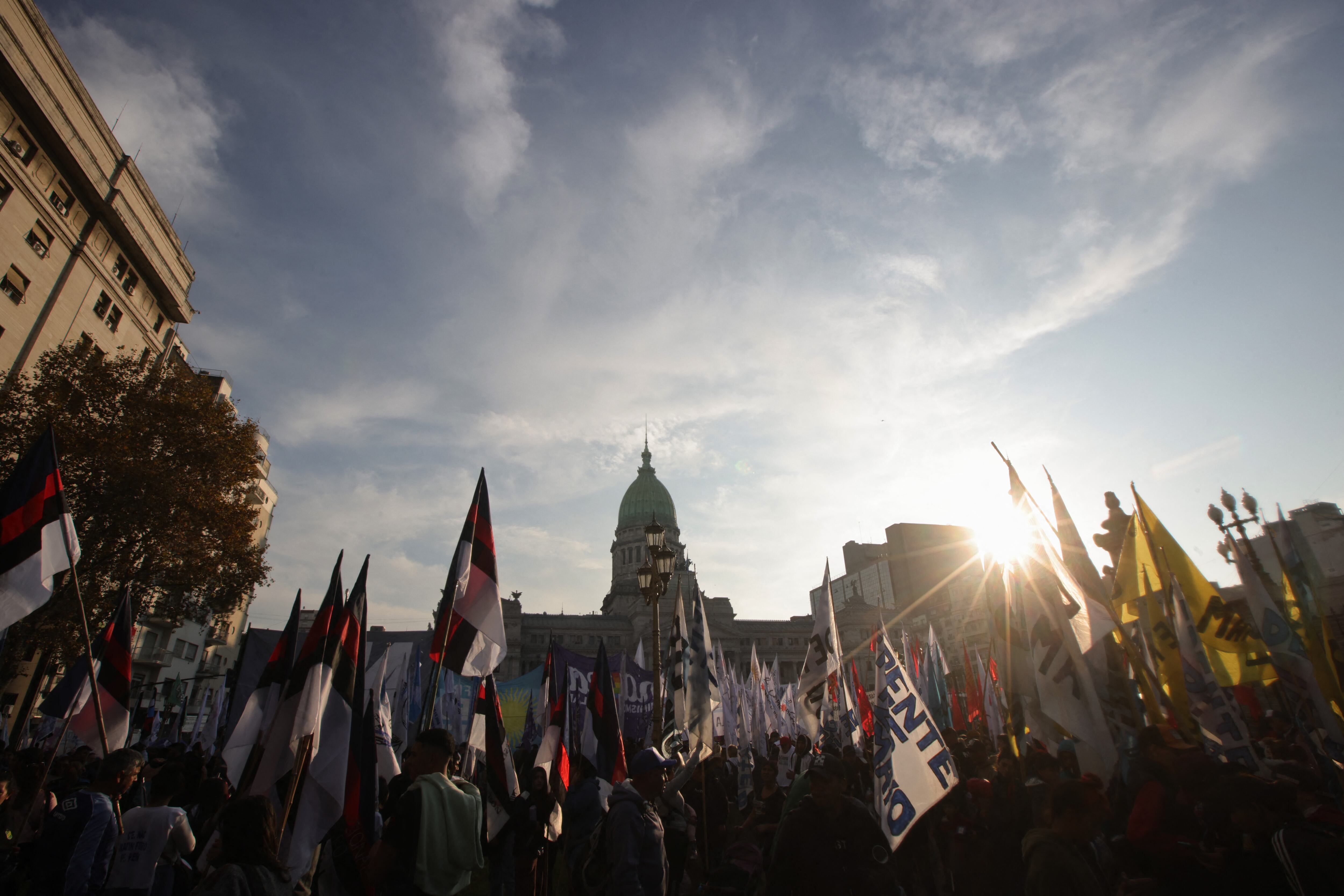 Movimientos sociales, organizaciones de jubilados, sindicales y piqueteros se unieron para motorizar marchas durante diciembre (Photo by Emiliano Lasalvia / AFP)