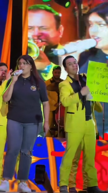 La agrupación la invitó a interpretar uno de sus éxitos frente a miles de personas durante un concierto en Hidalgo.