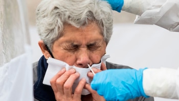 Una mujer se realiza la prueba PCR para covid-19 en el Kiosco de Salud COVID-19 (Foto: Cuartoscuro)
