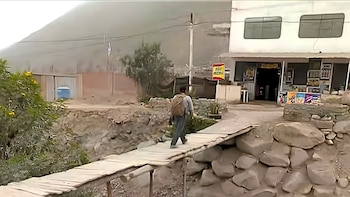 Un precario puente de tablas y palos de madera pone en riesgo a escolares y vecinos que cruzan a diario una quebrada en Chosica