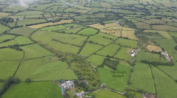 La investigación integra Haughey’s Fort, King’s Stables y Creeveroe Earthworks en un paisaje monumental que articulaba asentamiento, producción y ritual en la Edad del Bronce - (Crédito: Gentileza, estudio "Haughey’s Fort: a major complex of power, production and ritual in Late Bronze Age Europe", publicado en
© The Author(s), 2026. Published by Cambridge University Press on behalf of Antiquity Publications Ltd)