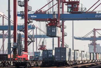 Una grúa transporta un contenedor