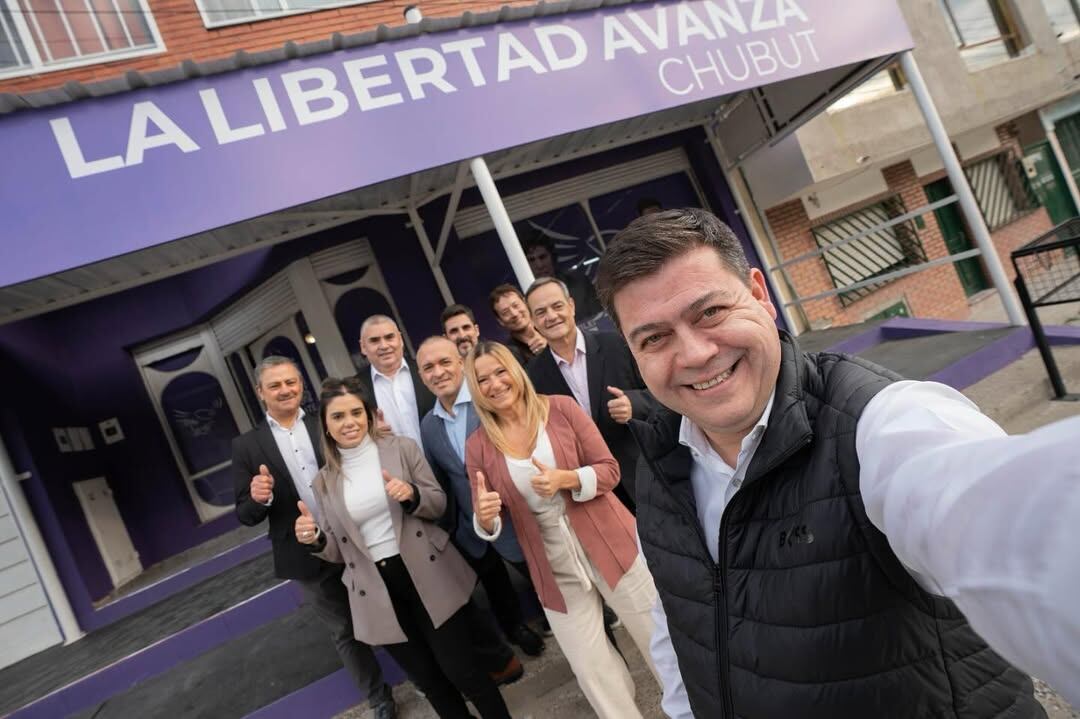 César Treffinger junto a los candidatos de LLA para las elecciones de octubre