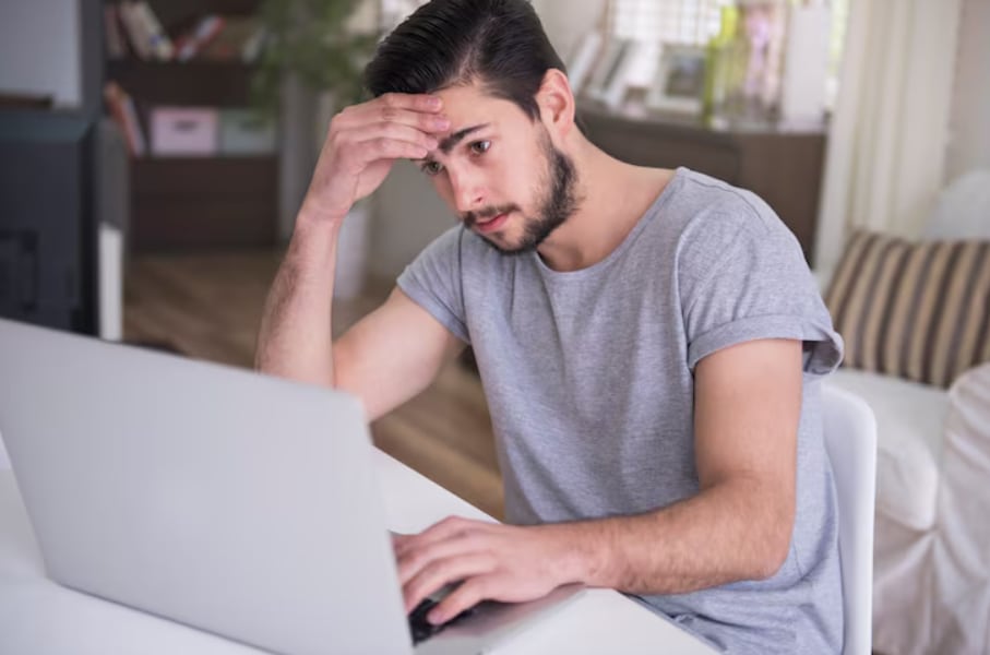 El tiempo que tarda una materia en escribirse, aprobarse e impartirse puede ser suficiente para que la tecnología que describe ya haya cambiado por completo (Magnific)