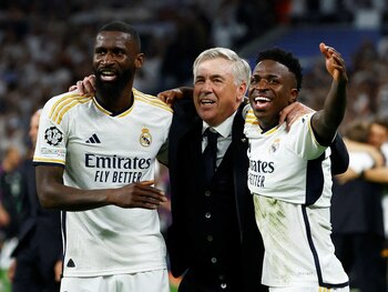 Rüdiger, Carlo Ancelotti y Vinicius Junior celebran el pase a la final de la Champions League (REUTERS/Susana Vera)