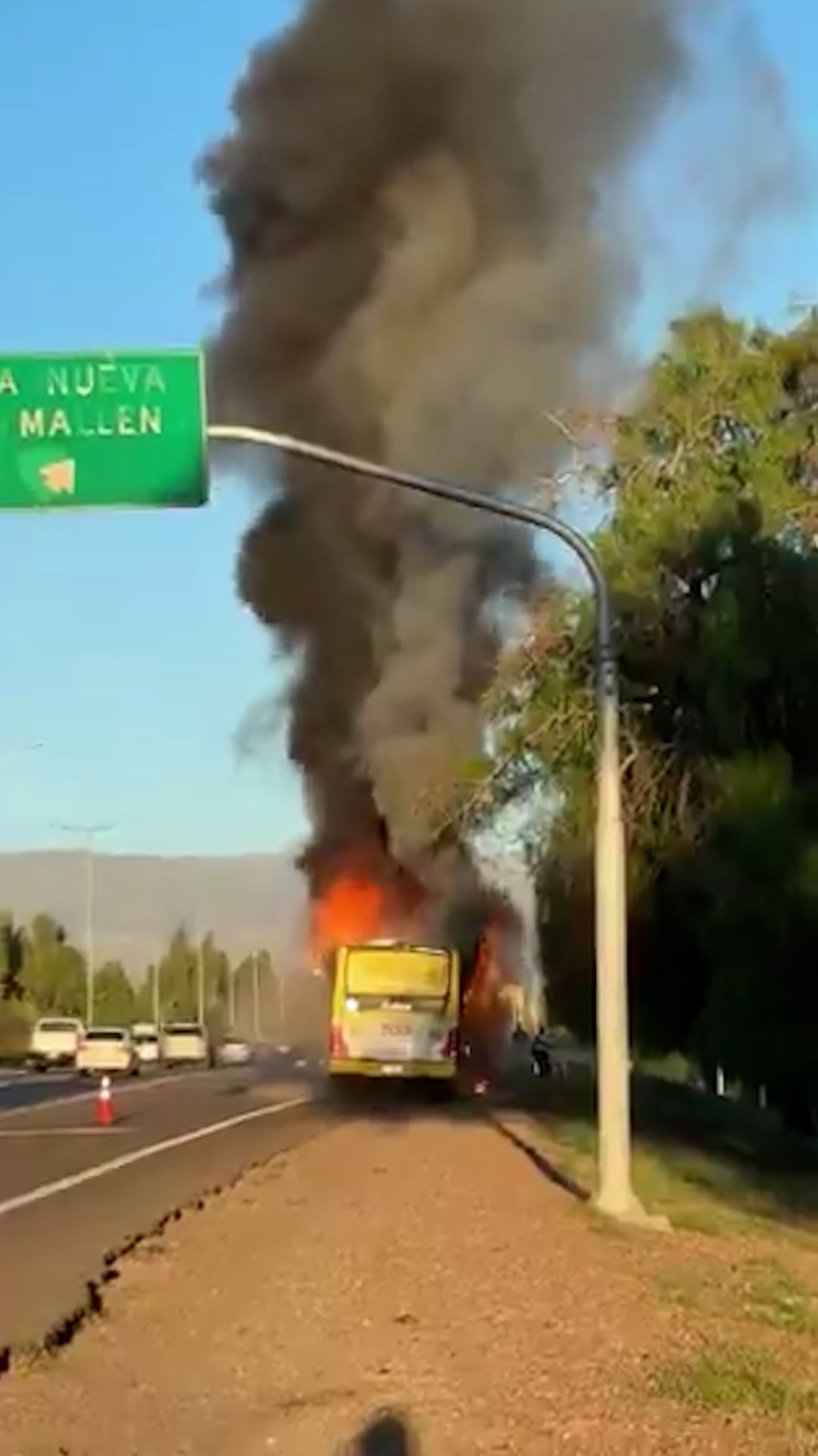 El incendio en el Acceso Este de Mendoza se originó poco después de la salida del colectivo desde Rivadavia hacia la capital provincial
