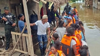 Fuerzas Armadas de Honduras evacúan a 258 personas por inundaciones en Gracias a Dios