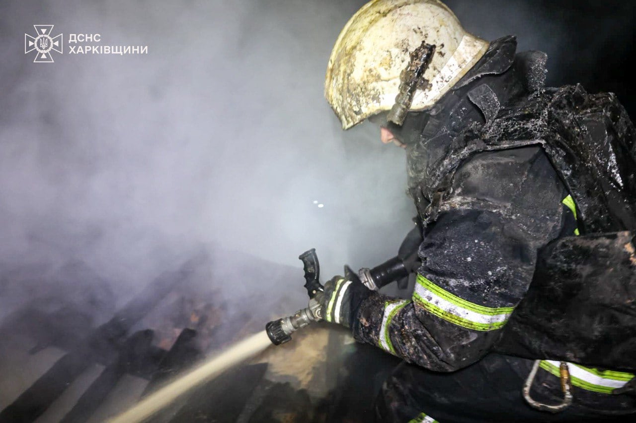 Un bombero con su manguera, intentando apagar el incendio, en Kharkiv (Servicio Estatal de Emergencias de Ucrania)