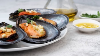 Del mar a la mesa: las microfibras son los microplásticos más abundantes en ostras, mejillones y almejas en todo el mundo