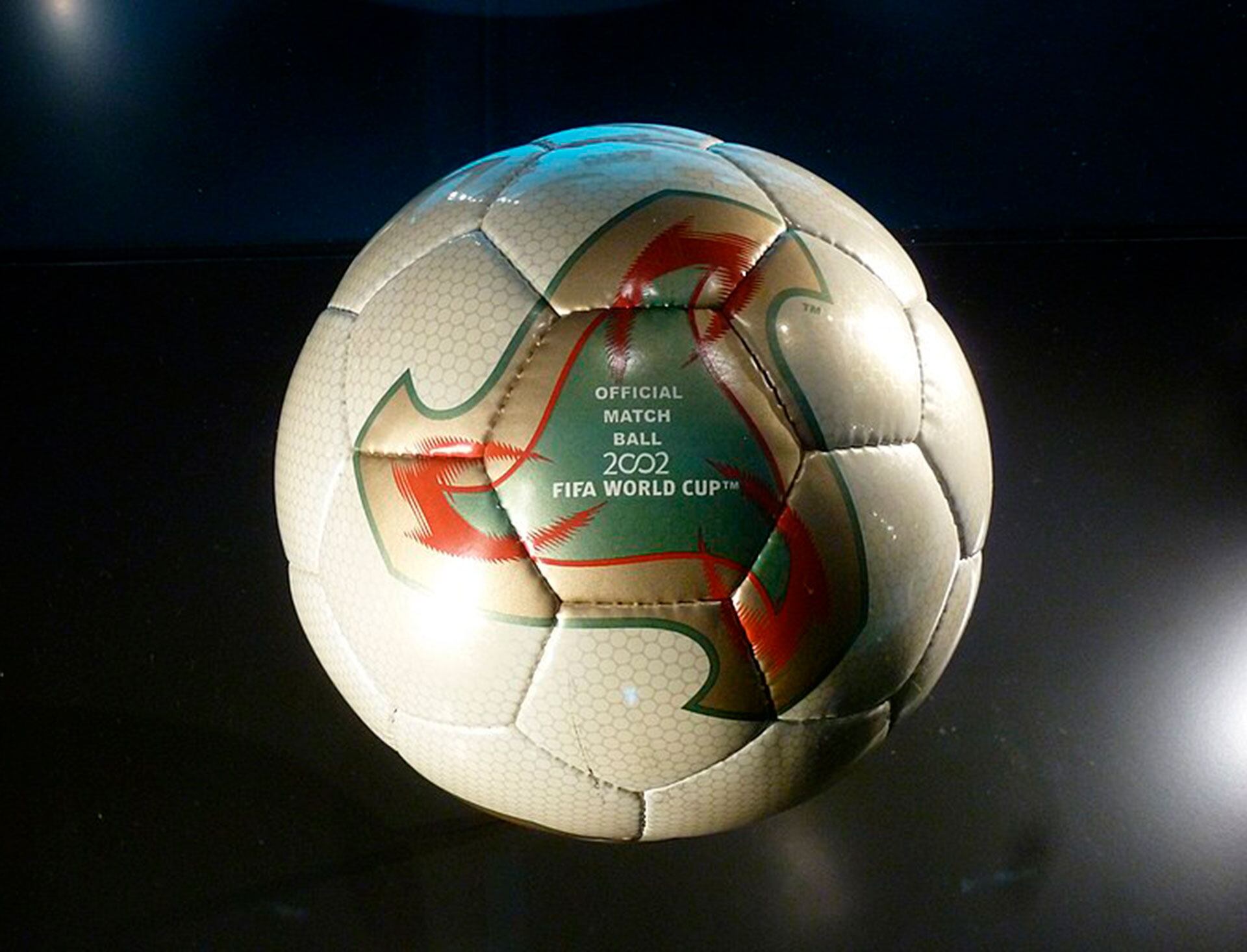 Tres capas tejidas le dieron una trayectoria de vuelo más precisa. El diseño exterior se inspiró en la cultura de los países anfitriones