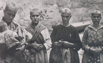 Un grupo de mujeres rapadas durante la Guerra Civil en Oropesa, Toledo. (L’ Illustration, “La Guerre Civile en Espagne”, septiembre-diciembre de 1936)
