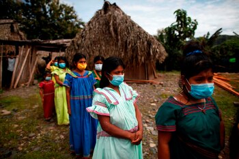 Creyentes de la religión Mama Tatda participan en una ceremonia el 25 de septiembre de 2020, en la comarca Ngäbe-Buglé, en Kiat (Panamá). EFE/ Bienvenido Velasco