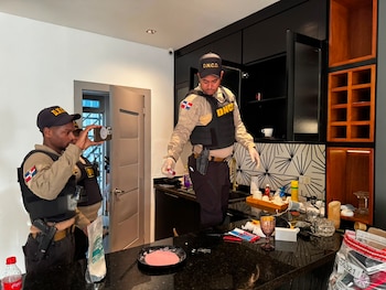 Agentes de la DNCD desmantelaron un centro de acopio, mezcla y distribución de presuntos narcóticos que operaba en apartamento de un residencial del sector Renacimiento, en el Distrito Nacional. (Foto cortesía DNCD)