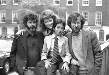 El productor George Lucas, de izquierda a derecha, los actores Kate Capshaw y Ke Huy Quan con el director Steven Spielberg en Londres a donde asistieron a una premiere de "Indiana Jones and the Temple of Doom" (“Indiana Jones y el templo maldito”) el 11 de junio de 1984
(Foto AP/Joe Schaber, archivo)
