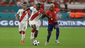 Jugadores disputando un balón en