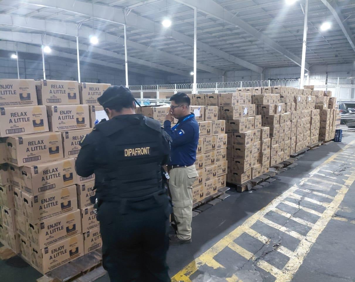 Las autoridades localizaron 94 mil 962 botellas de bebidas alcohólicas que no contaban con documentación aduanera. (Foto: Policía Nacional Civil de Guatemala )