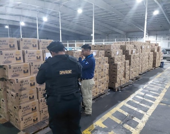 Las autoridades localizaron 94 mil 962 botellas de bebidas alcohólicas que no contaban con documentación aduanera. (Foto: Policía Nacional Civil de Guatemala )