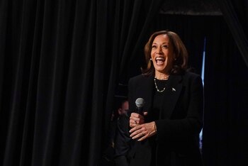 La candidata presidencial demócrata a la vicepresidenta de Estados Unidos, Kamala Harris, llega a una fiesta para ver su charla radial en iHeart en el Cred Cafe en Detroit, Michigan, Estados Unidos, el 15 de octubre de 2024. REUTERS/Kevin Lamarque
