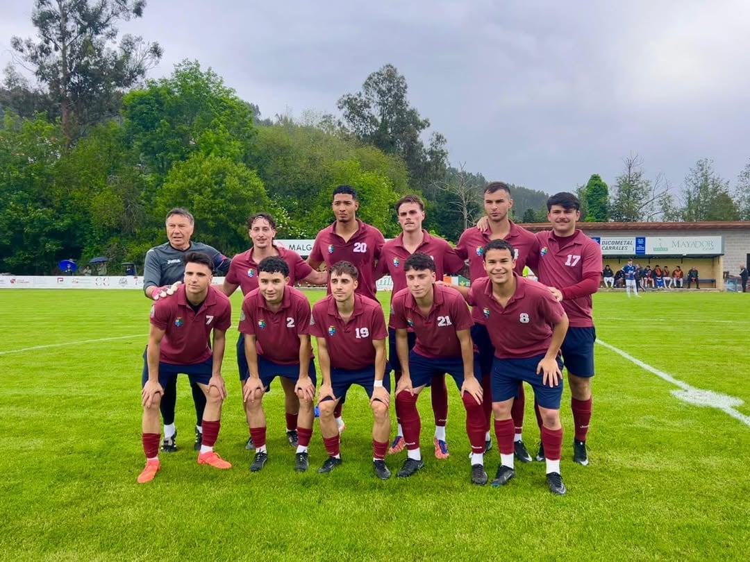 Ángel Mateos en la foto del primer equipo de CD Colunga (@cdcolunga)