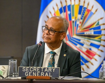 22/10/2026 Secretario general de la OEA, Albert Ramdin..
La Organización de Estados Americanos (OEA) ha advertido este jueves de que las redes de narcotráfico usan a perfiles poco profesionales para transportar drogas a Europa, con una inmensa mayoría de ellas que por primera vez transportaba drogas y eran ajenas a los grupos criminales.
SOCIEDAD
OEA