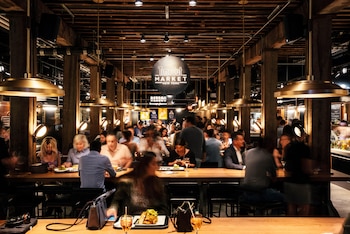 El espacio combina gastronomía, eventos culturales y terrazas con vista al skyline de Manhattan.