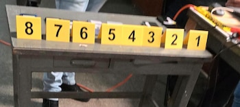 Bolsas amarillas con la palabra evidencia y actas judiciales impresas y manuscritas sobre un escritorio