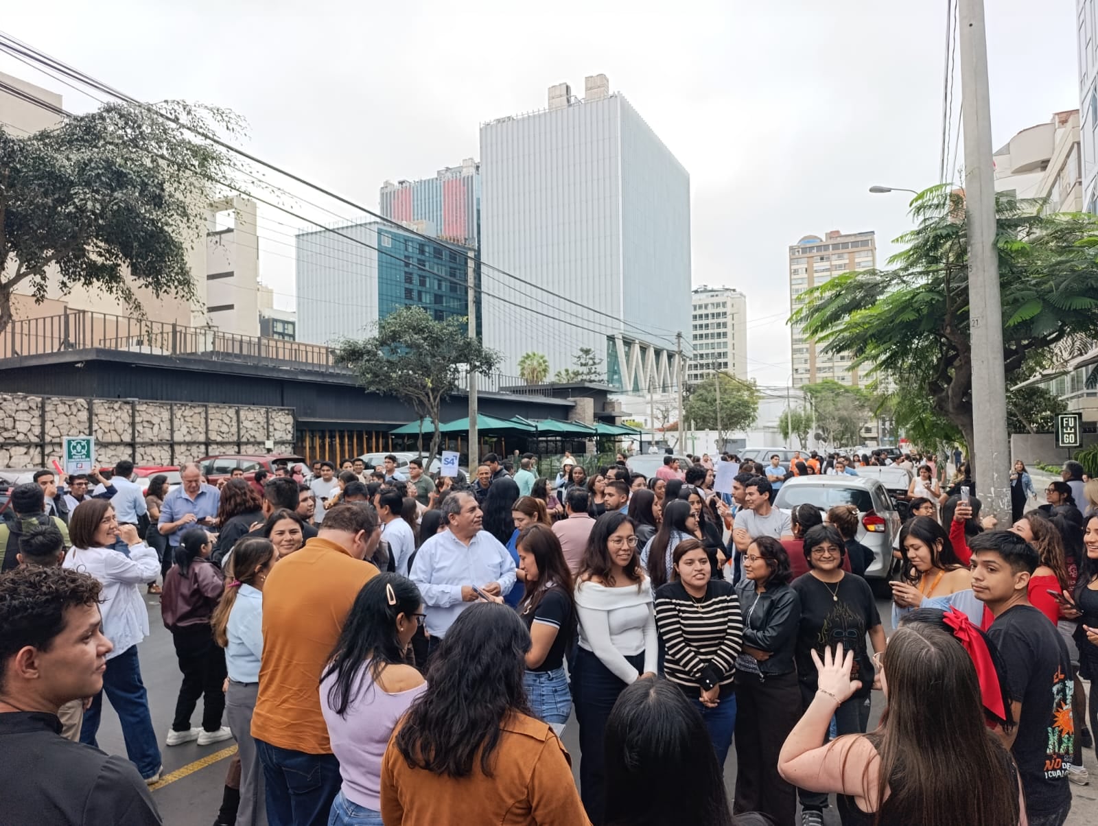 Cientos de trabajadores de oficinas y locales comerciales participan en el II Simulacro Nacional Multipeligro en Miraflores, Lima. (Infobae / Marlon Carrasco)