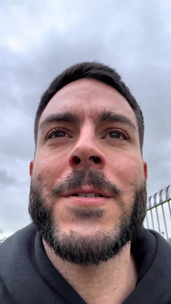 Tras el reto público, el docente decidió renunciar, pero recibió un abrazo colectivo inesperado (TikTok)