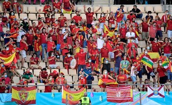 Hinchas españoles celebran tras el