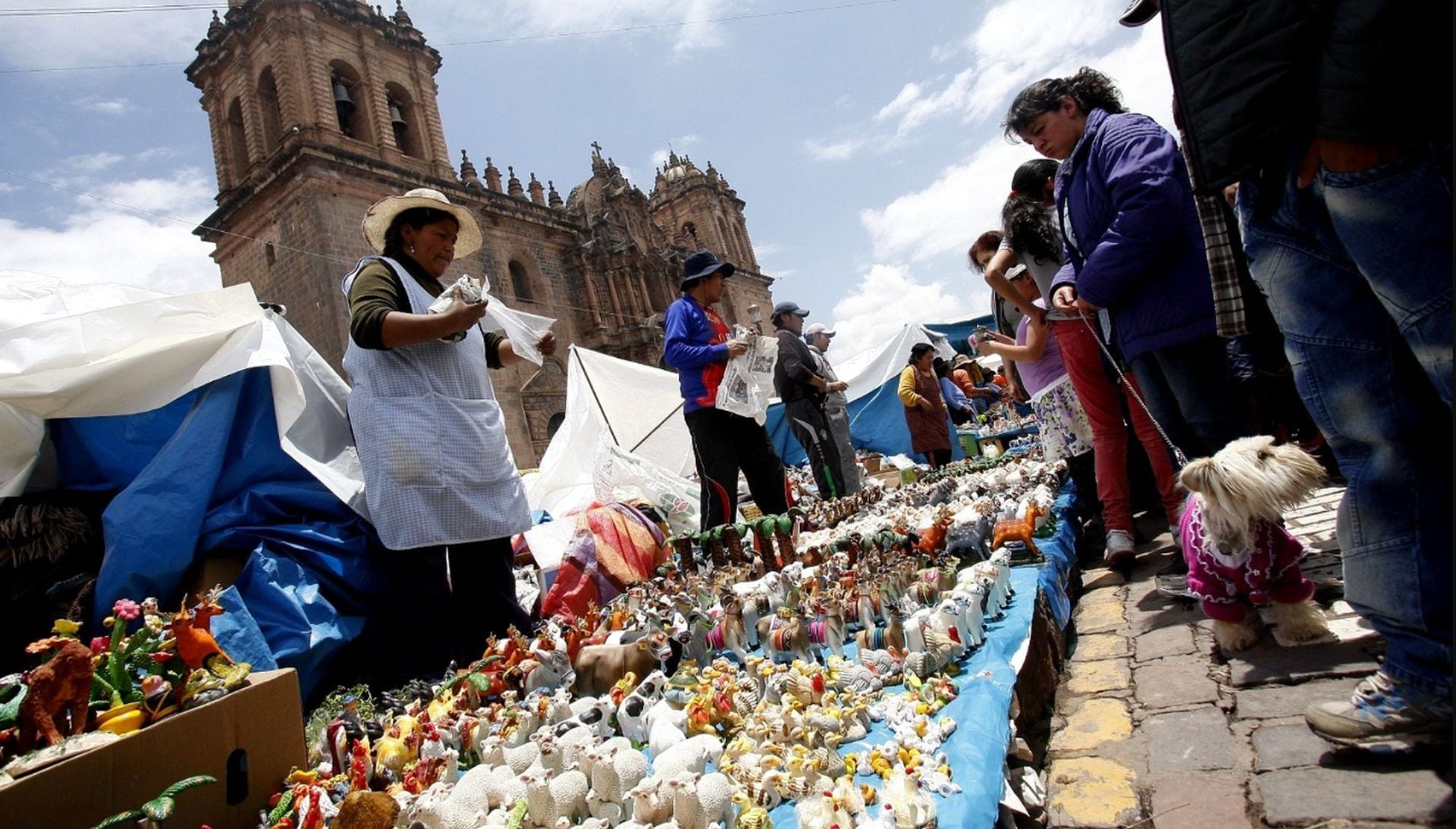 Cada 24 de diciembre, Santurantikuy convierte la Plaza de Armas de Cusco en un espacio de arte popular, devoción y encuentro cultural. (Andina)