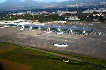 La Dirección General de Aeronáutica Civil y la COCESNA presentaron la reestructuración de las rutas aéreas de Guatemala ante el aumento de vuelos.