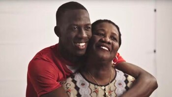 Luis Advíncula junto a su madre Noemí Castrillón. Captura/P&G