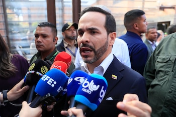 El candidato Abelardo de la Espriella aseguró que no tiene silicona en sus glúteos - crédito Carlos Ortega/EFE
