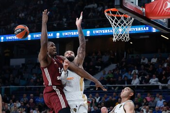 Ibaka y Poirier durante el