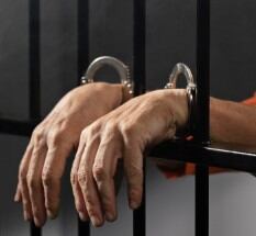 Un recluso de 43 años murió en Medellín tras ser atacado con arma blanca y golpes en la estación de policía de la Candelaria - crédito Freepik