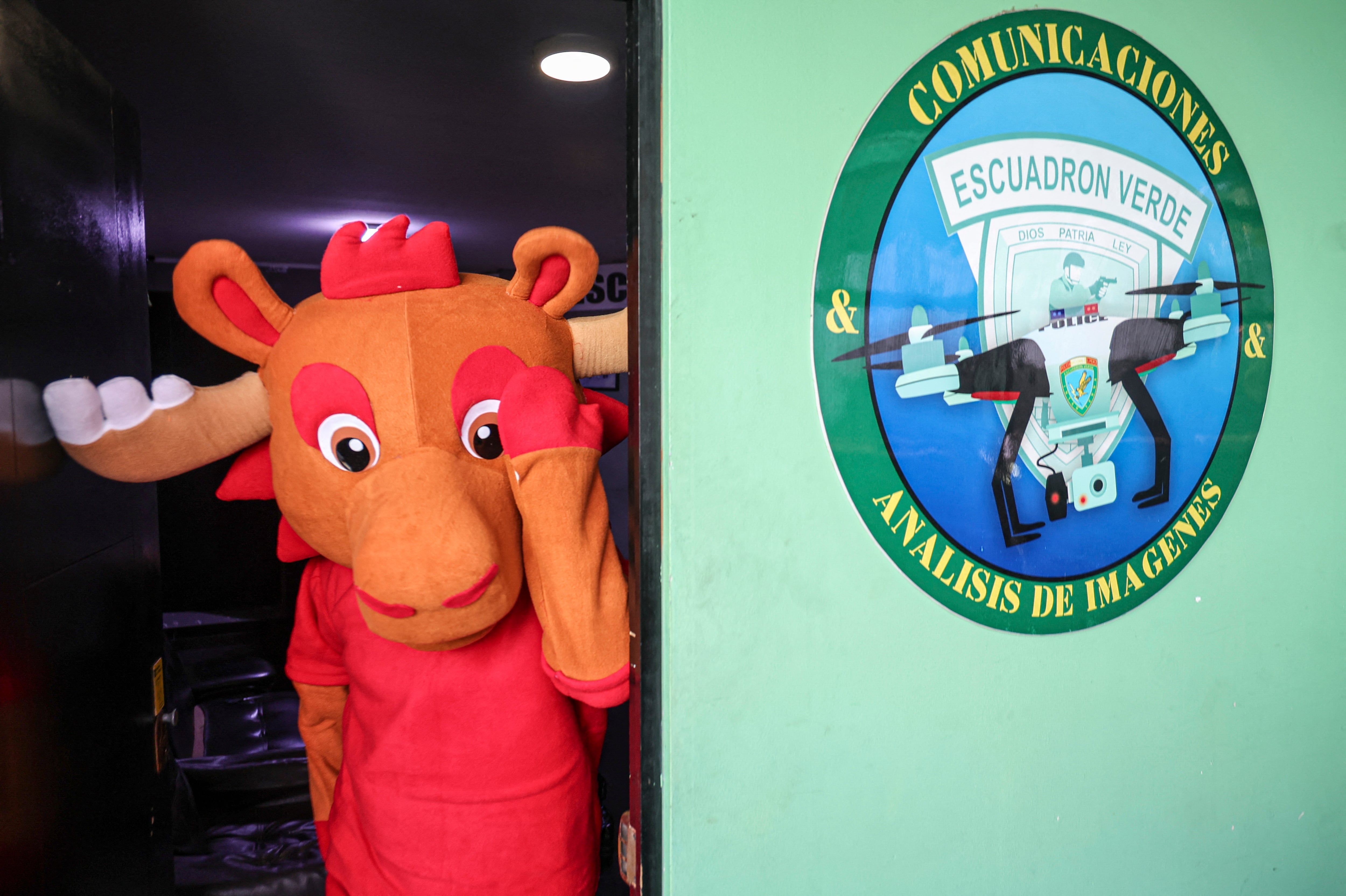 Un agente de la Policía Nacional del Perú, disfrazado como una mascota alusiva al Mundial 2026, participa en una operación contra el narcotráfico en San Juan de Lurigancho, Perú. (AFP)