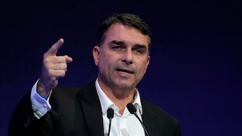 Tras la cancelación del debate, Flávio Bolsonaro afirmó que Lula será “expulsado de la Presidencia” en las elecciones del domingo