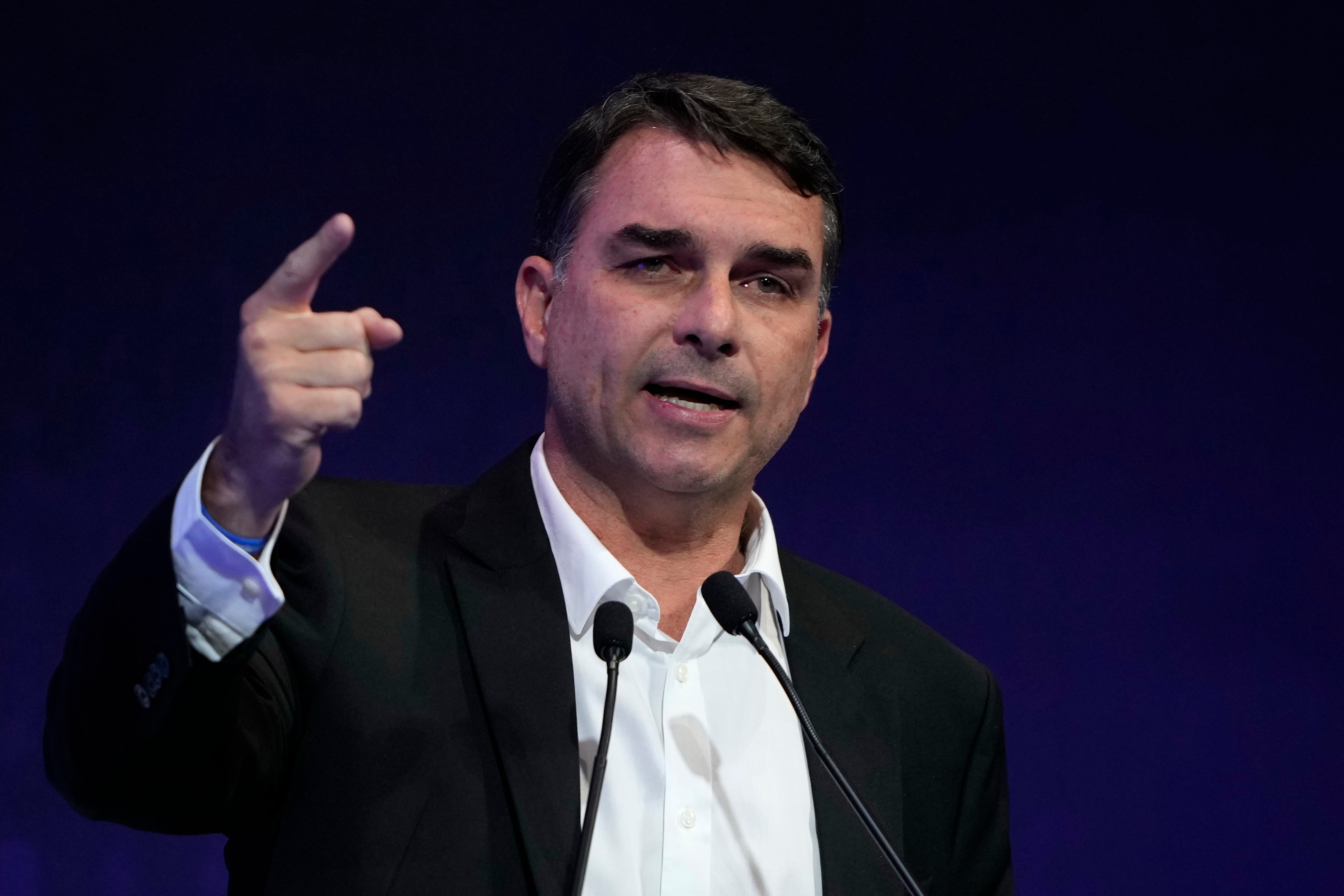 Flávio Bolsonaro afirmó que Lula será “expulsado de la Presidencia” tras las elecciones del domingo (REUTERS)