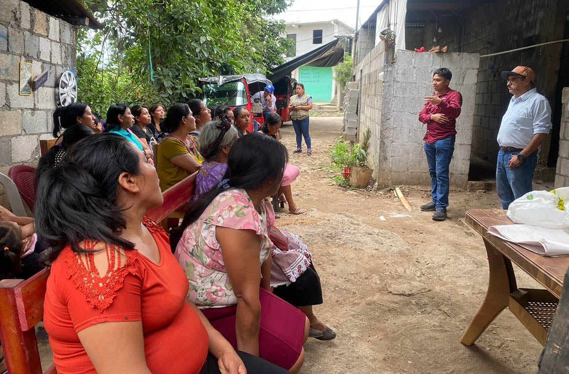 Un grupo de residentes, predominantemente mujeres, se reúne en un entorno rural para expresar su apoyo a los programas del Ministerio de Agricultura, Ganadería y Alimentación y el Seguro Agropecuario. (Ministerio de Agricultura, Ganadería y Alimentacion)