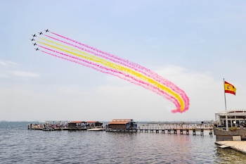 La emblemática Patrulla Águila sobrevuela