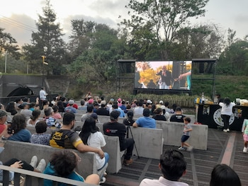 El espectáculo de la Orquesta Hermanos Flores fue transmitido en vivo en el Cine al Aire Libre. (Elizabeth Minero)