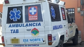 Sujetos armados interceptaron una ambulancia que realizaba un traslado de urgencia vital diez minutos antes del ataque en el centro de salud (Colprensa)